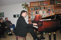 Pianist Tjako van Schie speelt bij een huisconcert